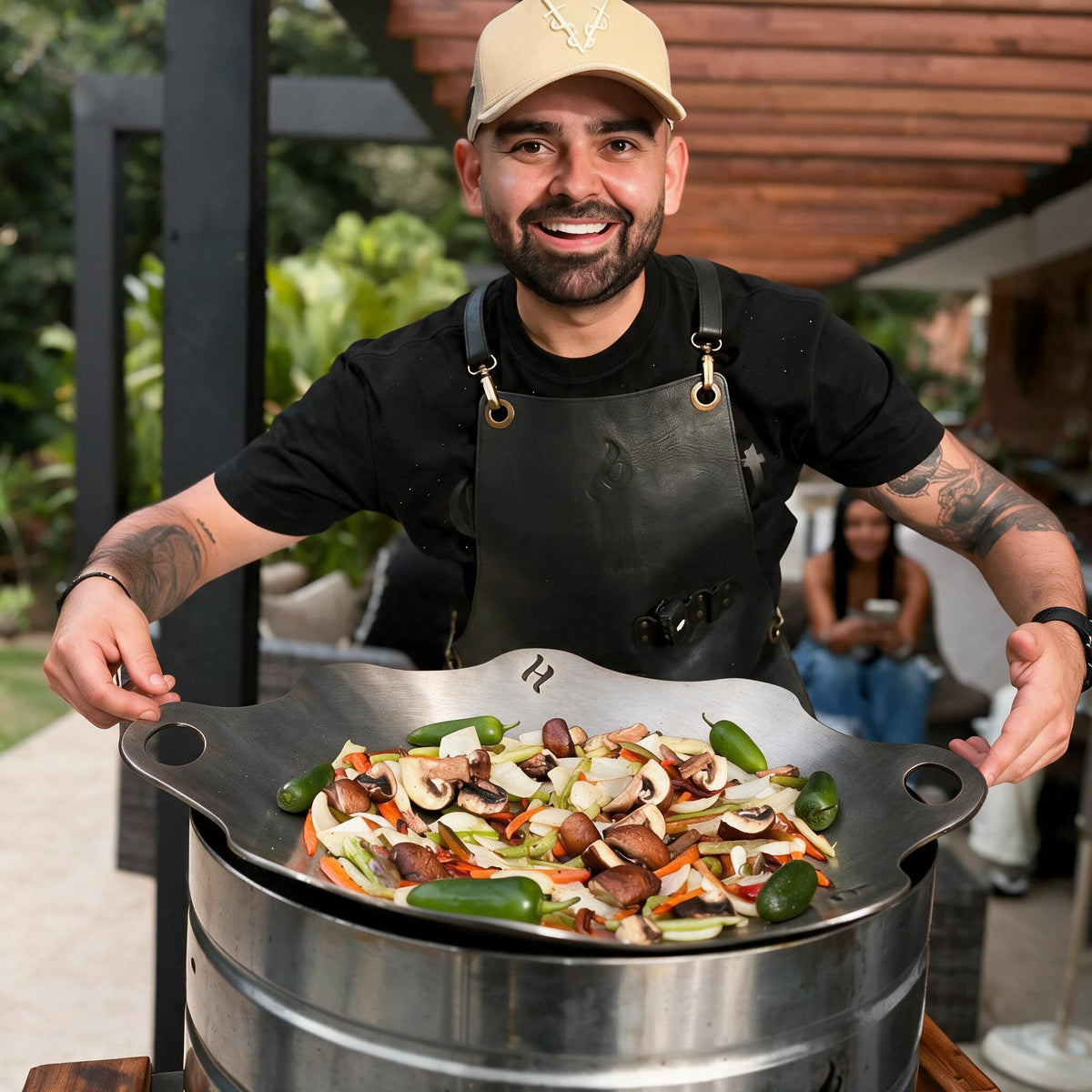 Fotografía del nuevo disco asador de humo barriles montado sobre un Humo Barril con Andrés Barriles presentando la receta