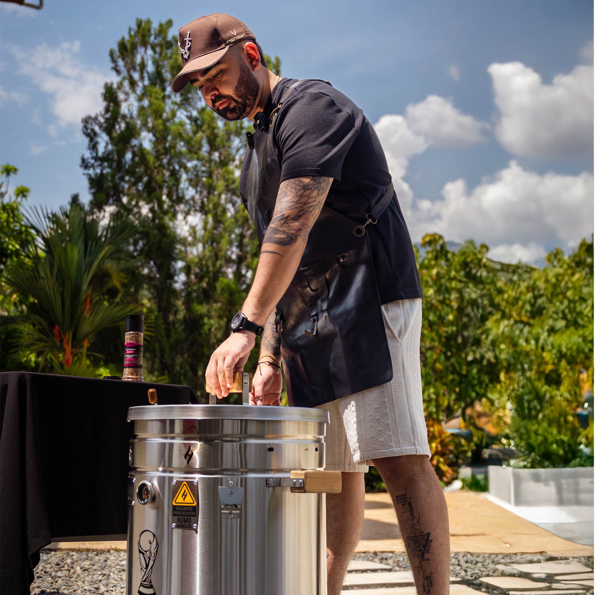 COMBO BARRIL ASADOR EDICION MUNDIAL 2026 + Carbón Premium