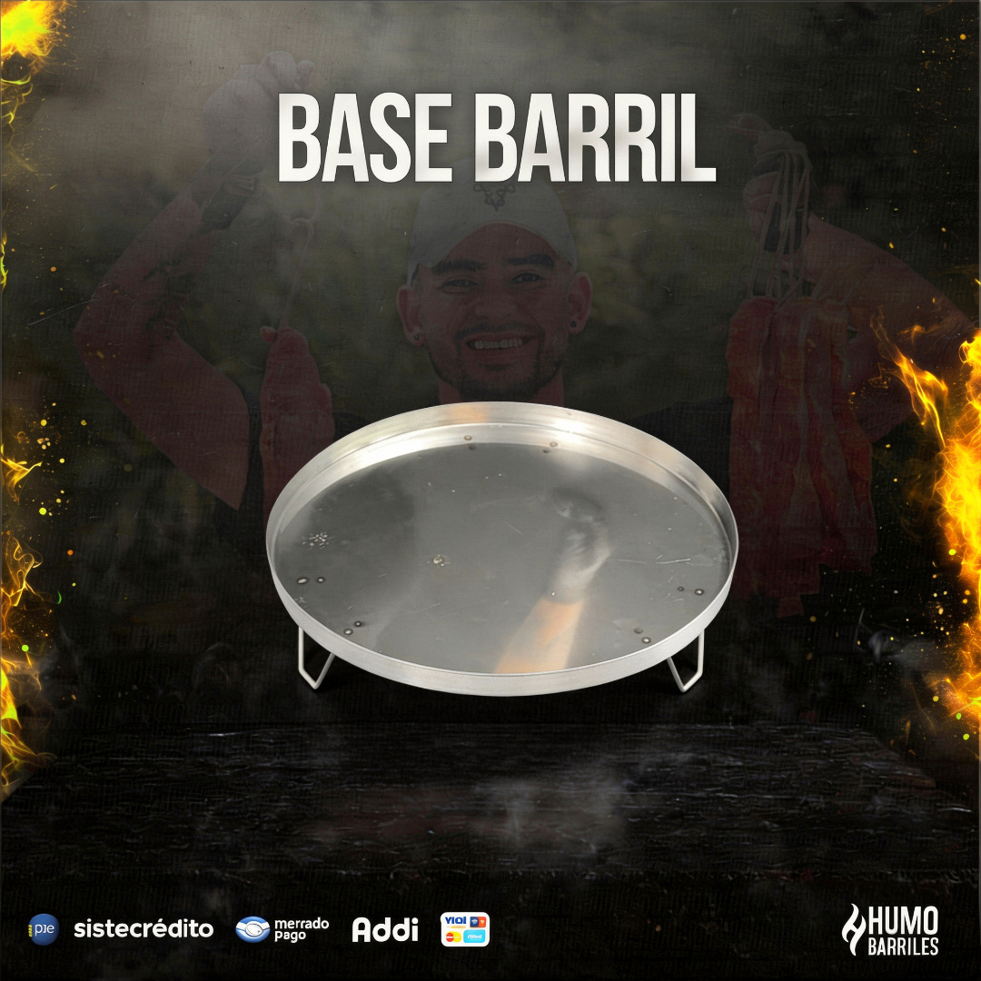base para barri ahumador con fondo prendido en fuego y una persona sosteniendo carne en ganchos