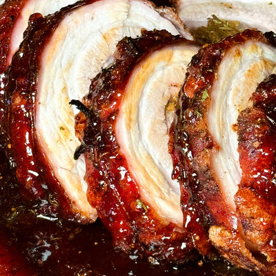 Primer plano de una porchetta ahumada en el barril Humo Barriles